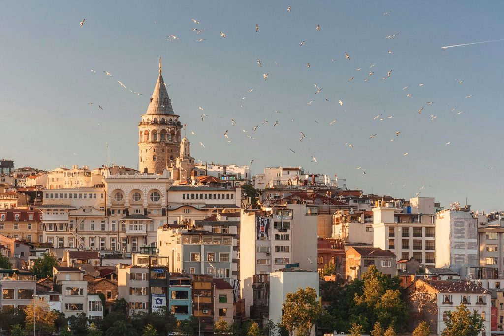 Turki Istanbul skyline featuring iconic landmarks captured by Alakbar